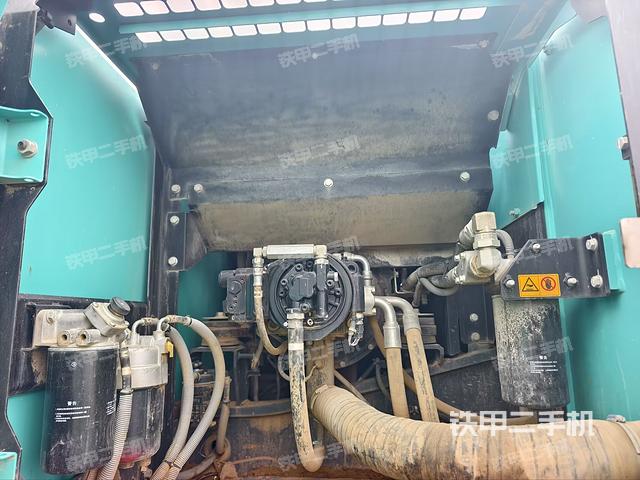 液壓泵艙室正面整體(整機(jī)外觀) 液壓泵艙室正面整體(整機(jī)外觀)