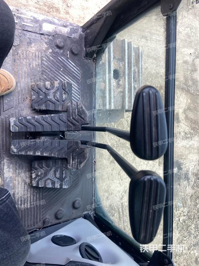 行走控制手柄和踏板 俯拍（驾驶室部分）