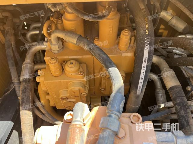 回轉(zhuǎn)馬達(dá)和主控閥（整機(jī)外觀）