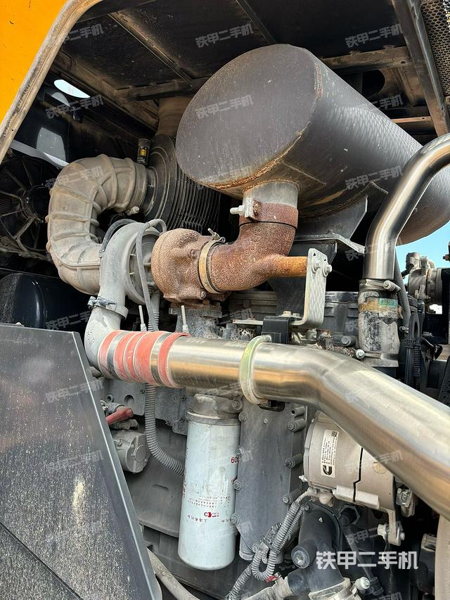 發(fā)動機(jī)右側(cè)（整機(jī)外觀及大件）