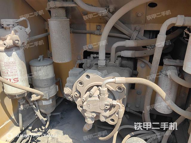 液压泵舱室正面整体（整机外观）