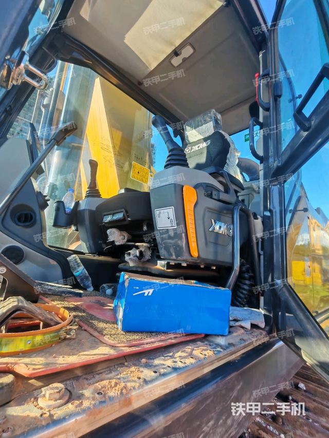 駕駛室整體(整機(jī)外觀) 駕駛室整體(整機(jī)外觀)