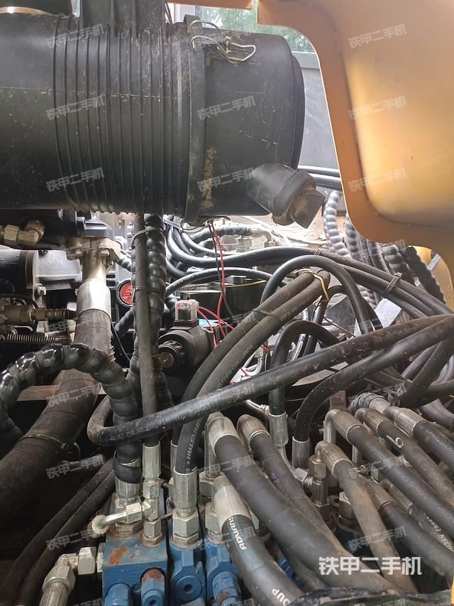 液压泵舱室正面整体(整机外观) 液压泵舱室正面整体(整机外观)