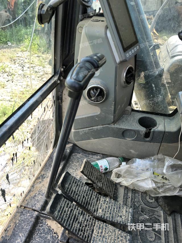 行走控制手柄和踏板?俯拍（駕駛室部分）