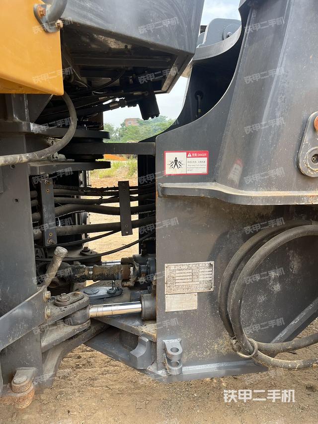 駕駛室操作臺(tái)(整機(jī)外觀及大件) 駕駛室操作臺(tái)(整機(jī)外觀及大件)