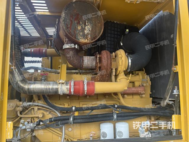 发动机右侧(整机外观及大件) 发动机右侧(整机外观及大件)