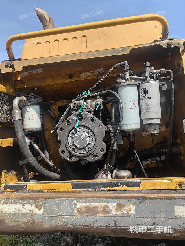 液壓泵艙室正面整體(整機外觀) 液壓泵艙室正面整體(整機外觀)