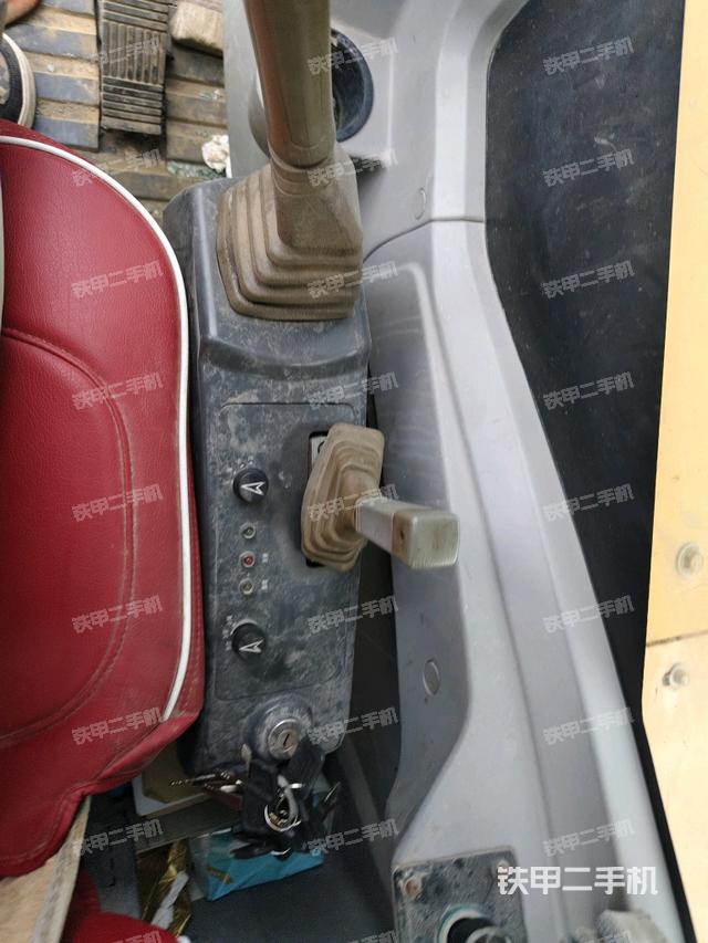 座椅右侧控制台/钥匙门/油门/含右手柄（驾驶室部分）