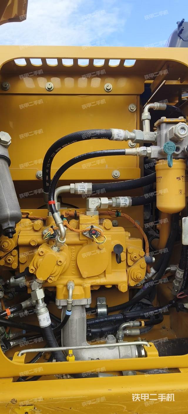 液压泵舱室正面整体(整机外观) 液压泵舱室正面整体(整机外观)