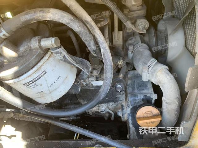 回轉(zhuǎn)馬達(dá)和主控閥（整機(jī)外觀）