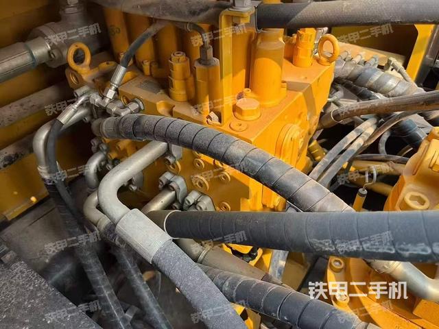 駕駛室頂部(整機(jī)外觀) 駕駛室頂部(整機(jī)外觀)