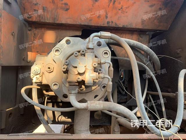 液压泵舱室正面整体（整机外观）