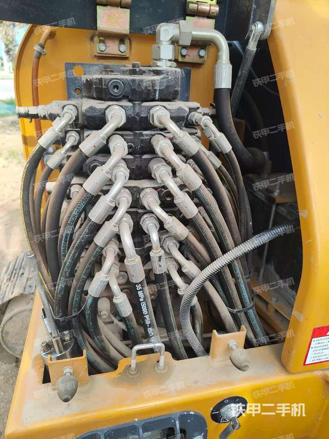 回轉(zhuǎn)馬達(dá)和主控閥（整機(jī)外觀）