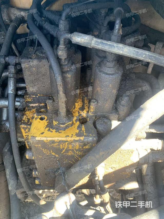 回轉(zhuǎn)馬達(dá)和主控閥（整機(jī)外觀）