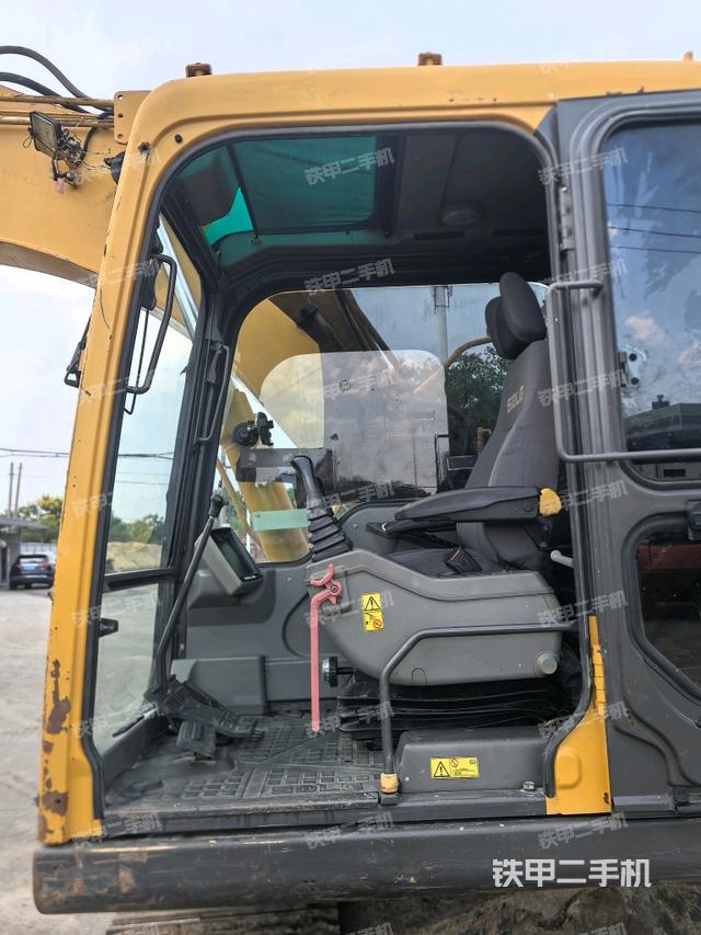 駕駛室整體（整機(jī)外觀）