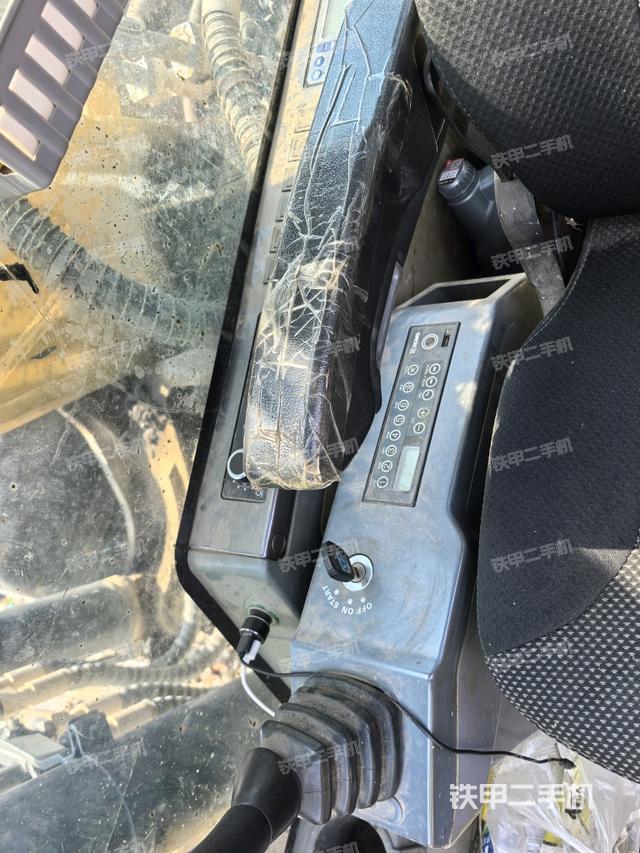 座椅右側控制臺/鑰匙門/油門/含右手柄（駕駛室部分）