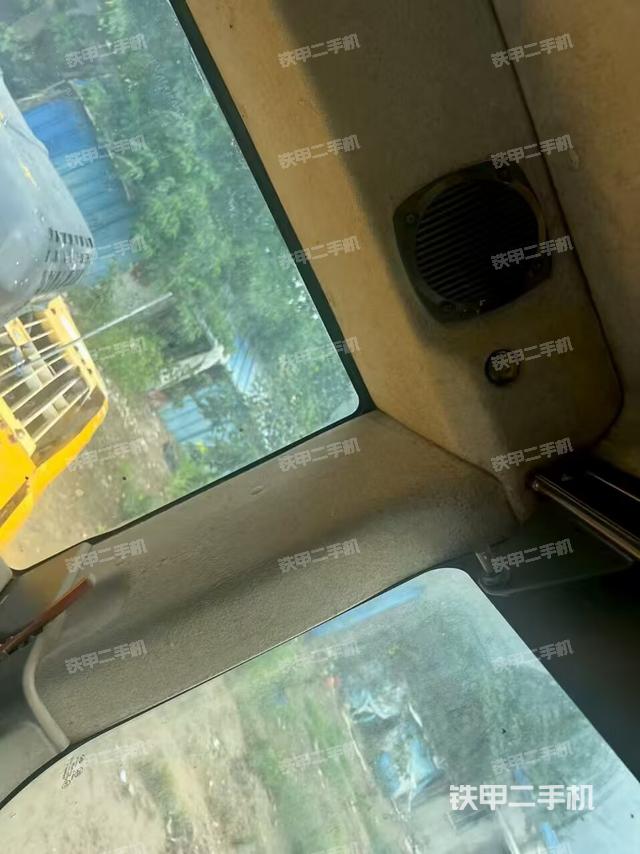 行走控制手柄和踏板?俯拍（駕駛室部分）