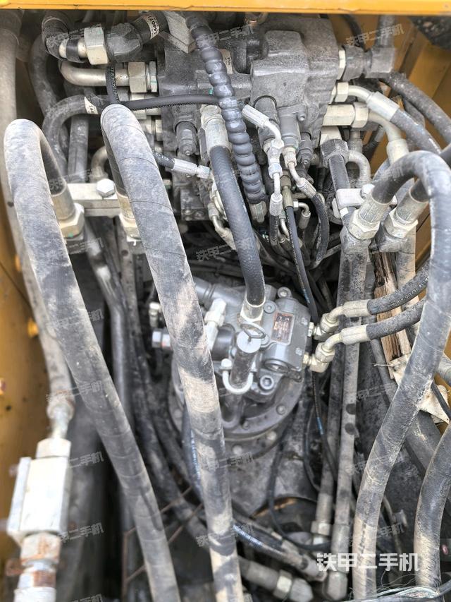 回轉(zhuǎn)馬達(dá)和主控閥（整機(jī)外觀）