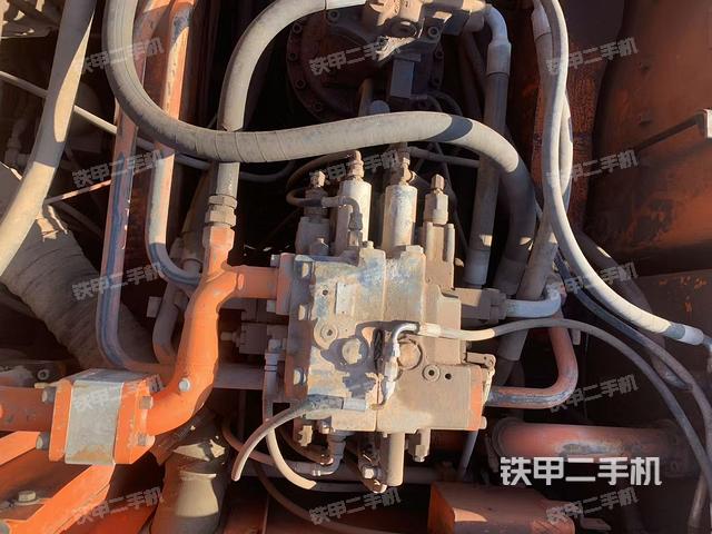 回转马达和主控阀（整机外观）