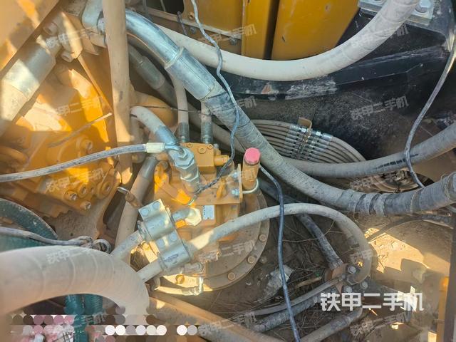 回转马达和主控阀(整机外观) 回转马达和主控阀(整机外观)