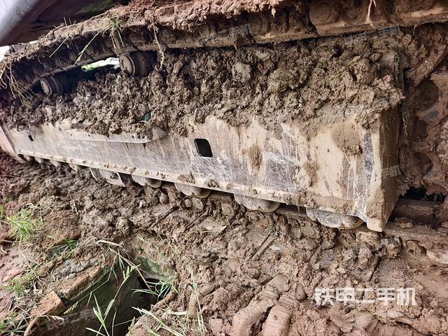 單側(cè)履帶整體(整機(jī)外觀) 單側(cè)履帶整體(整機(jī)外觀)