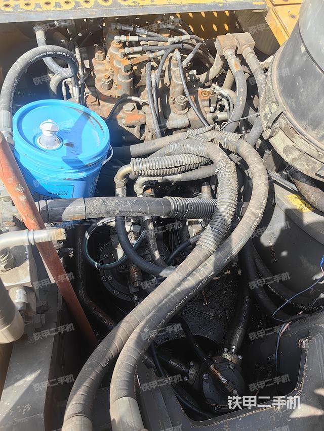 回轉(zhuǎn)馬達和主控閥(整機外觀) 回轉(zhuǎn)馬達和主控閥(整機外觀)