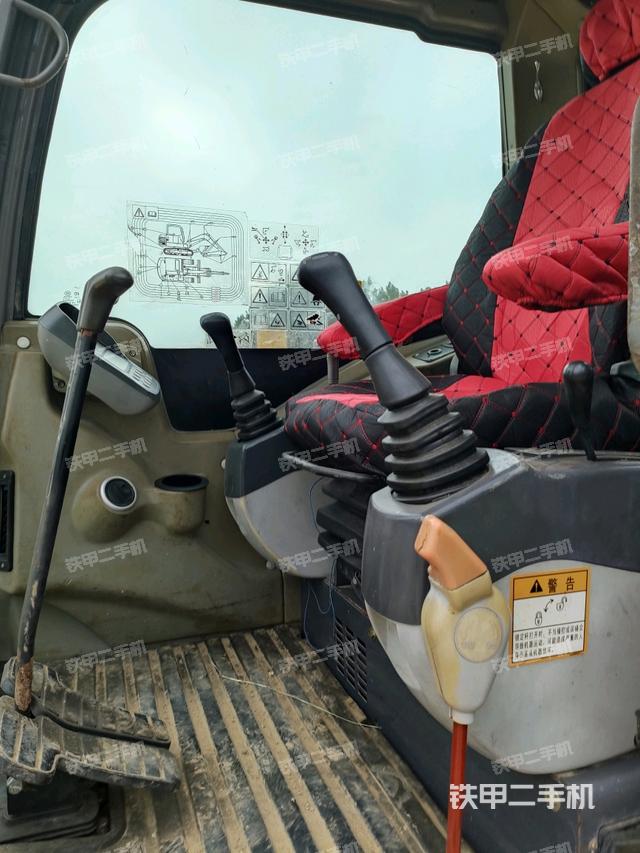 駕駛室頂部（整機外觀）