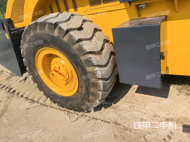 前輪左側(cè)減震塊連接及部件（壓路機(jī)前后車架）