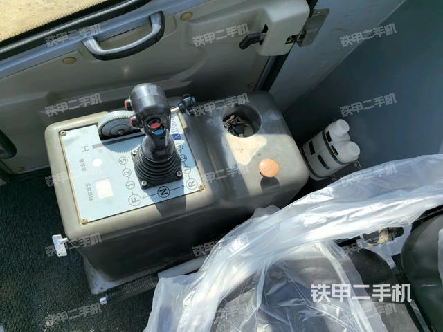 駕駛室側(cè)向上照全景（壓路機(jī)駕駛室）