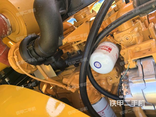 發(fā)動(dòng)機(jī)右側(cè)全景（壓路機(jī)發(fā)動(dòng)機(jī)艙）