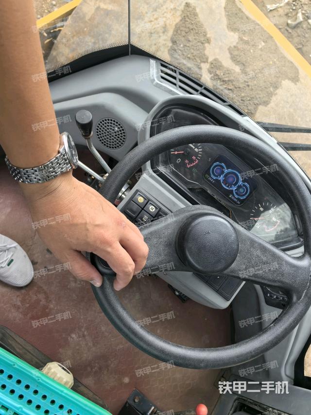 操作臺全景（壓路機駕駛室）