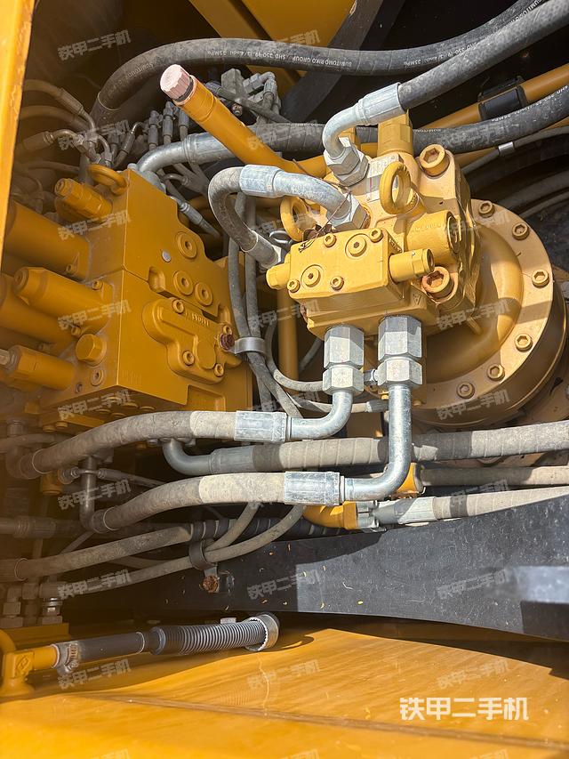 回转马达和主控阀（整机外观）