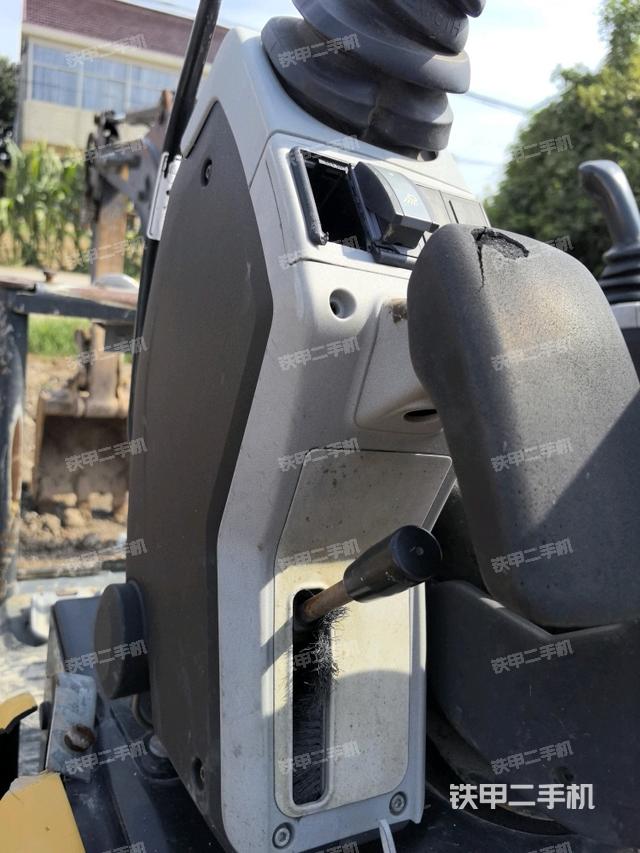 座椅右側(cè)控制臺(tái)/鑰匙門/油門/含右手柄（駕駛室部分）