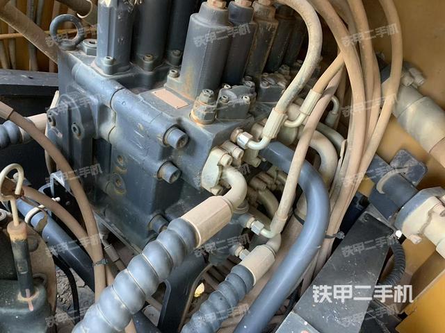 回转马达和主控阀（整机外观）