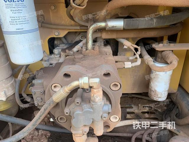 液壓泵艙室正面整體（整機(jī)外觀）