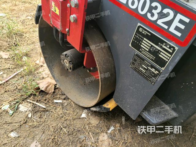 后轮左侧全景(压路机前后车架) 后轮左侧全景(压路机前后车架)