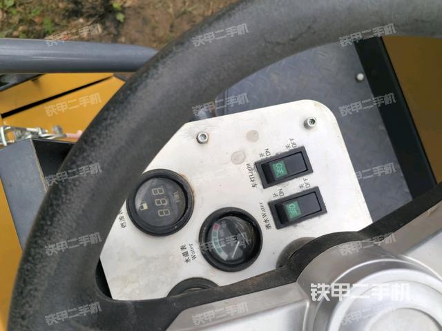 駕駛室頂蓬內(nèi)（壓路機駕駛室）