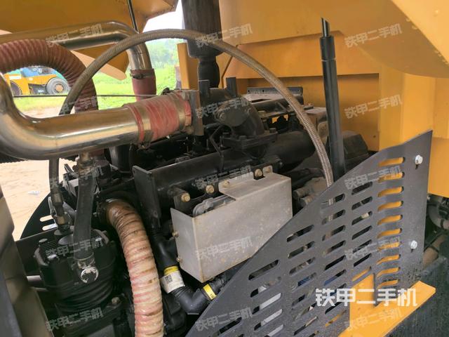 分動箱或變速箱（壓路機發(fā)動機艙）