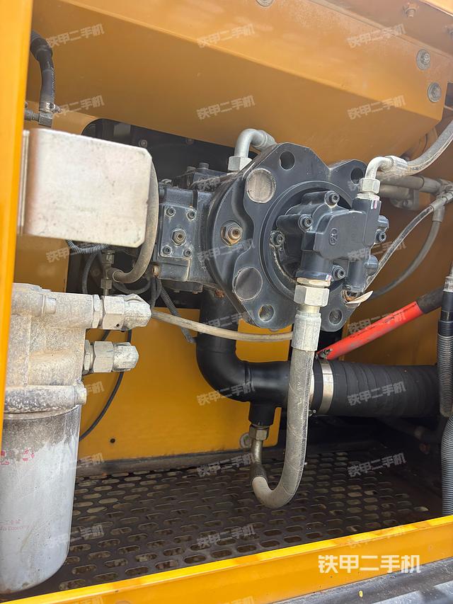 液压泵舱室正面整体（整机外观）