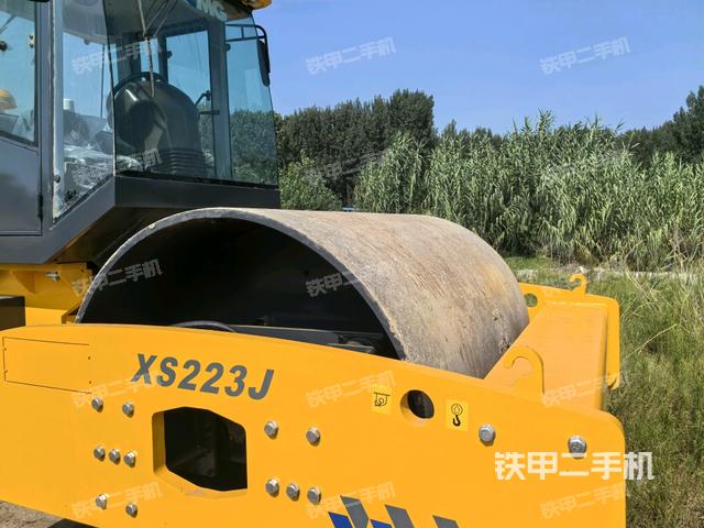 后輪左側(cè)全景（壓路機(jī)前后車架）