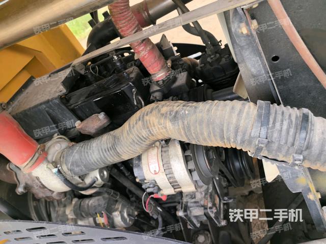 發(fā)動機左側(cè)全景（壓路機發(fā)動機艙）