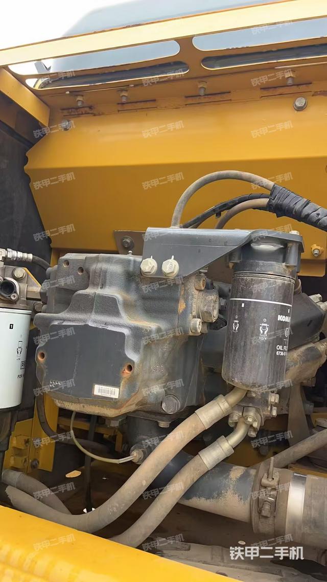 液压泵舱室正面整体（整机外观）