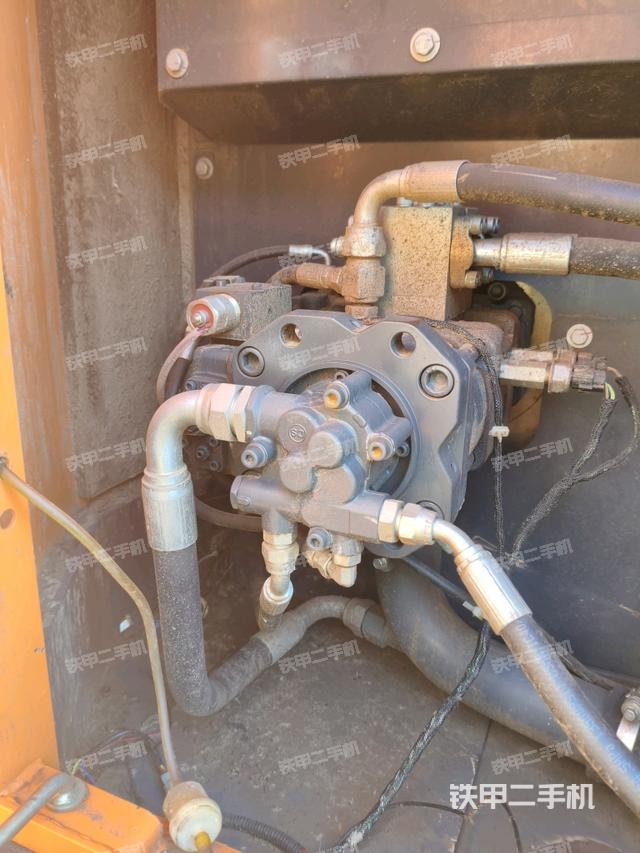 液压泵舱室正面整体（整机外观）