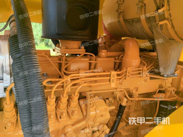 發(fā)動(dòng)機(jī)上部全景（壓路機(jī)發(fā)動(dòng)機(jī)艙）