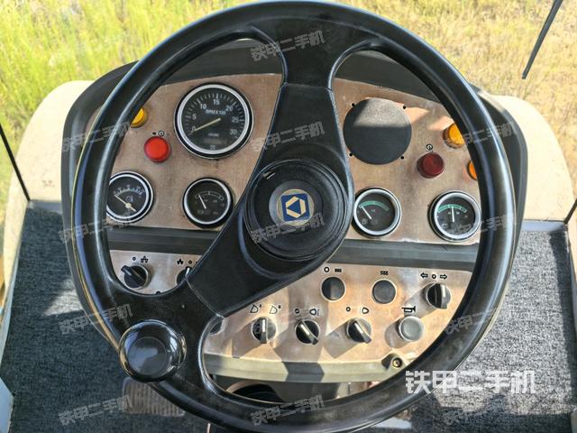 駕駛室內(nèi)座椅、儀表操作手柄全景（壓路機(jī)駕駛室）