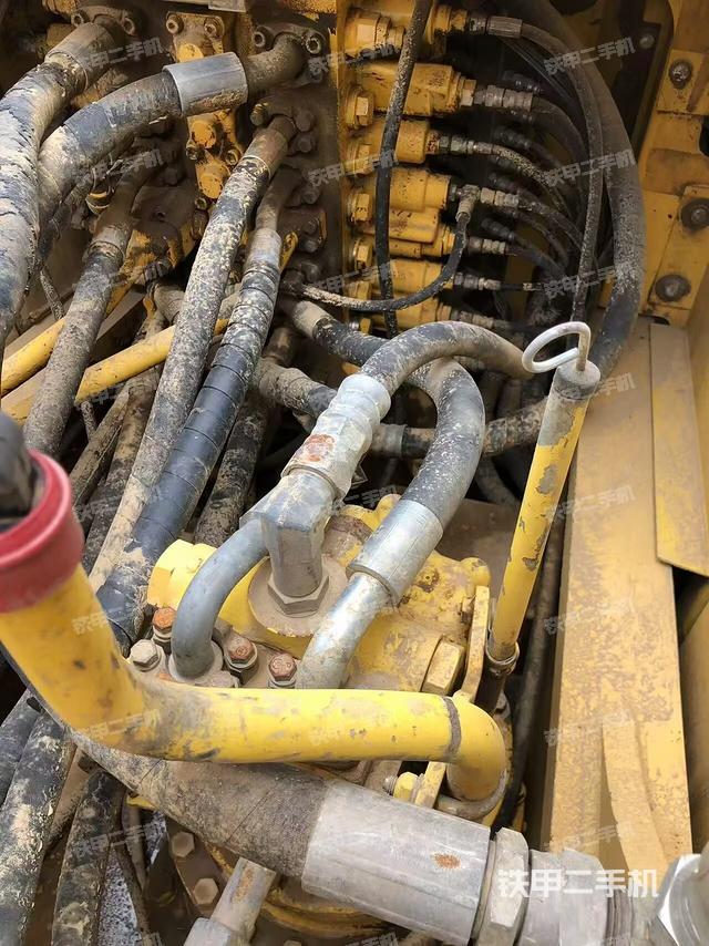 回转马达和主控阀(整机外观) 回转马达和主控阀(整机外观)