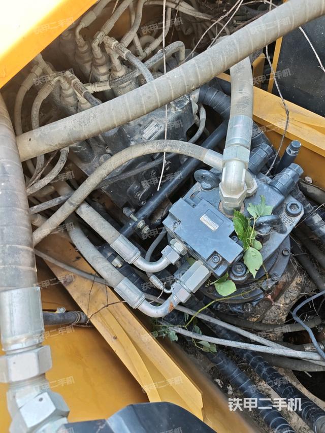 回轉(zhuǎn)馬達(dá)和主控閥（整機(jī)外觀）