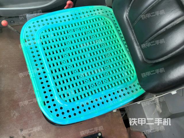 駕駛室側(cè)向上照全景（壓路機駕駛室）