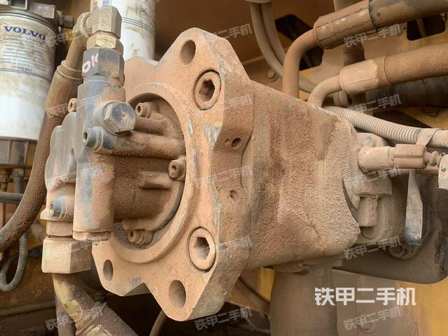 液壓泵艙室正面整體（整機外觀）