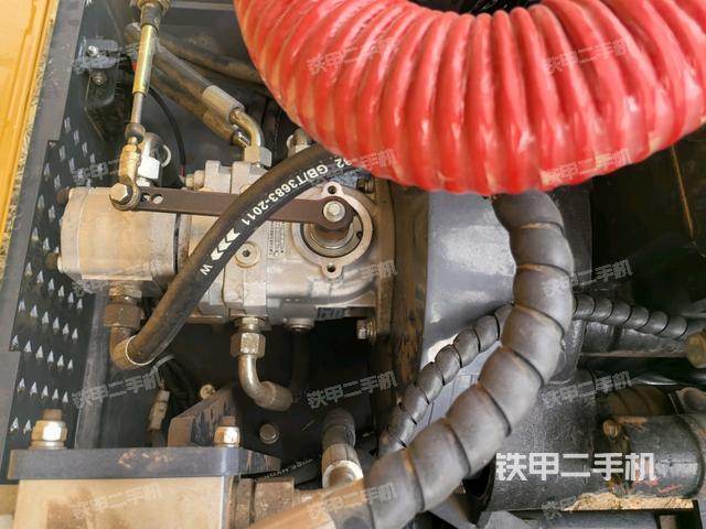 發(fā)動機右側(cè)全景（壓路機發(fā)動機艙）